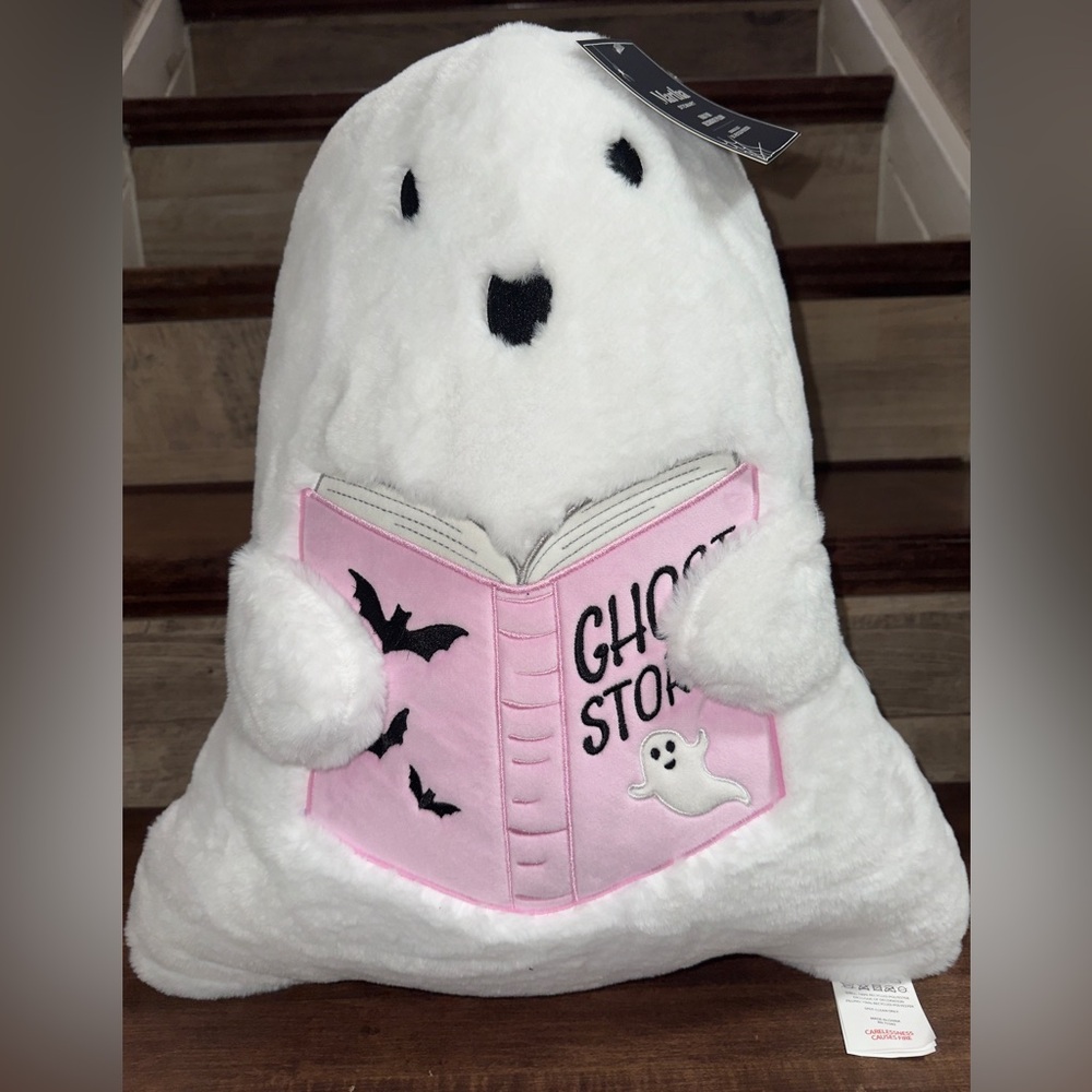 Super Cute 🥰 Martha Stewart Ghost 👻 Reading 📖 a Ghost 👻 Story Book 📕 Pillow - 🆕